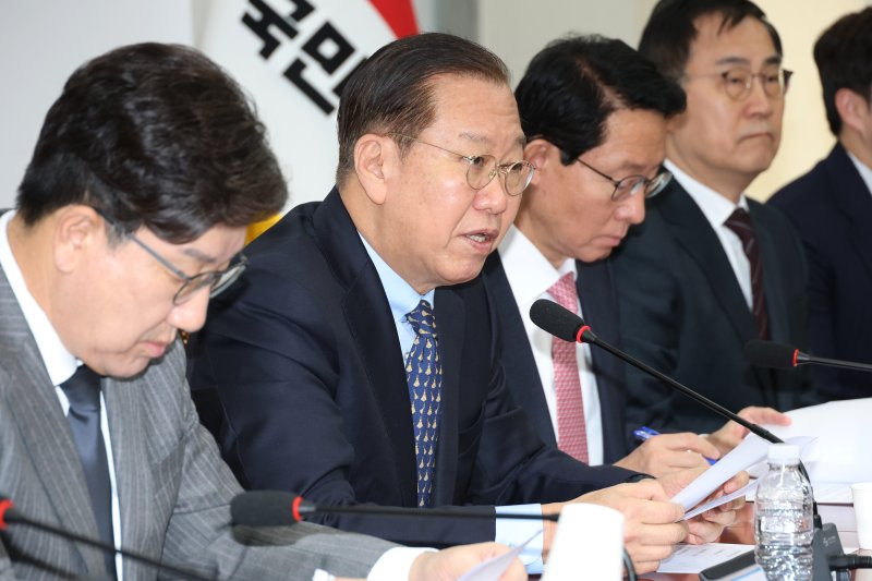 권영세 국민의힘 비상대책위원장이 17일 오전 서울 여의도 국회에서 열린 비상대책위원회의에서 모두발언을 하고 있다. 2025.3.17/뉴스1 ⓒ News1 이광호 기자