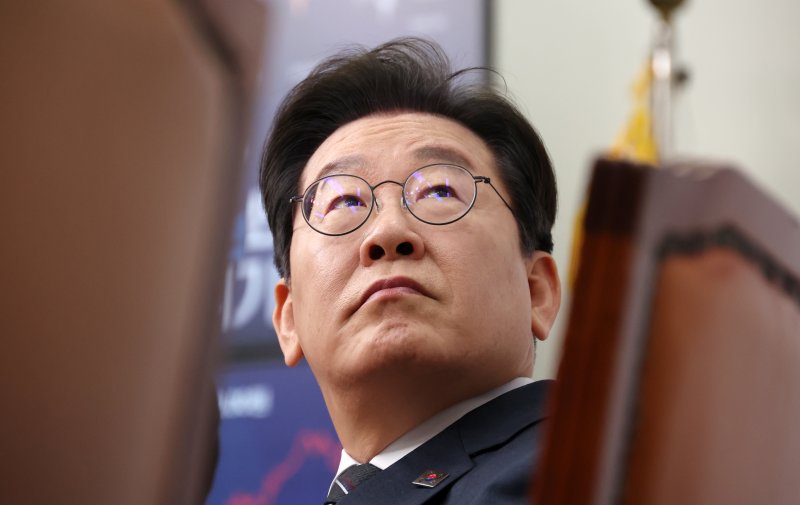 [서울=뉴시스] 조성우 기자 = 이재명 더불어민주당 대표가 12일 오전 서울 여의도 국회에서 열린 최고위원회의에서 이언주 최고위원 발언 자료화면을 보고 있다. 2025.03.12. xconfind@newsis.com