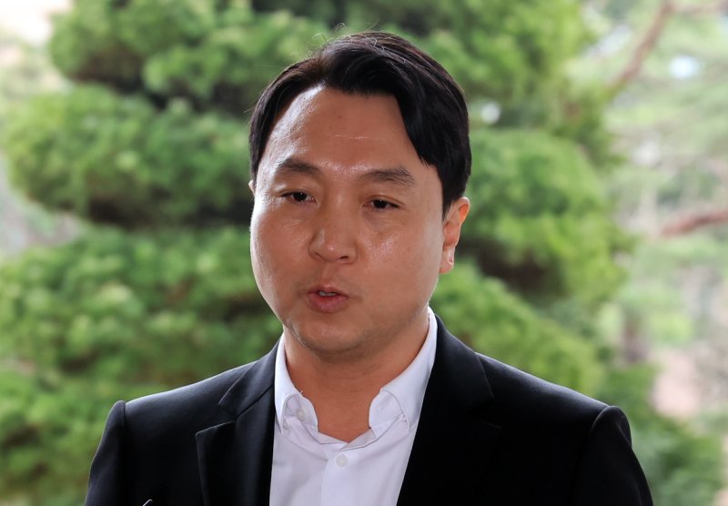 [서울=뉴시스] 최진석 기자 = 봉지욱 뉴스타파 기자가 지난해 3월28일 서울 서초구 서울중앙지검으로 '윤석열 검증보도' 관련 피의자 조사를 받기 위해 출석하며 입장을 밝히고 있다. 2024.03.28. myjs@newsis.com
