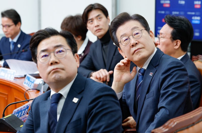 이재명 더불어민주당 대표, 박찬대 원내대표가 17일 오전 서울 여의도 국회에서 열린 최고위원회의에 참석해 김병주 최고위원 발언을 들으며 윤석열 대통령 관련 "사형 선고 정도는 받아야 세계적 인물로 하나님이 사용한다"라고 발언한 전광훈 사랑제일교회 목사 주일 예배 영상을 보고 있다. 2025.3.17/뉴스1 ⓒ News1 안은나 기자