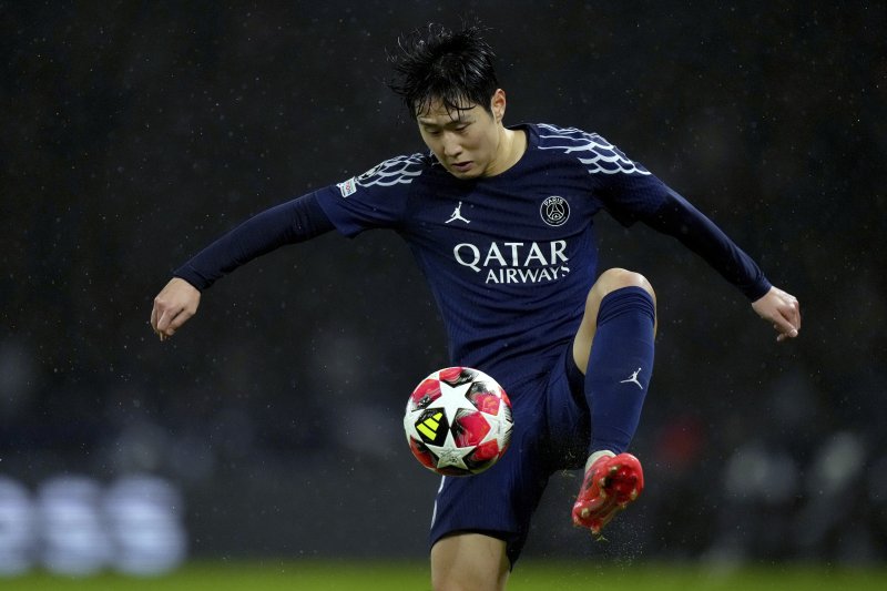 [파리=AP/뉴시스] 파리 생제르맹(PSG, 프랑스)의 이강인이 지난 1월22일(현지 시간) 프랑스 파리의 파르크 데 프랭스 경기장에서 열린 2024-25 유럽축구연맹 챔피언스리그(UCL) 리그 페이즈 7차전 맨체스터 시티(영국)와 경기 중 공을 다루고 있다. 이강인은 전반만 소화했고 PSG는 4-2로 역전승하며 UCL 22위로 올라섰다. 2025.01.23.