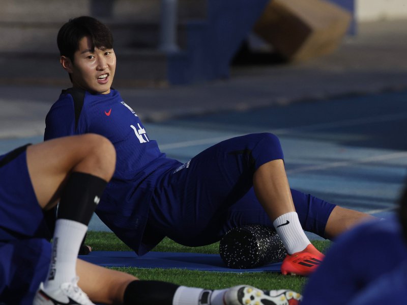 [쿠웨이트시티(쿠웨이트)=뉴시스] 이영환 기자 = 축구 대표팀 이강인이 지난해 11월12일(현지시각) 쿠웨이트 압둘라 알 칼리파 스타디움에서 폼롤러로 몸을 풀고 있다.홍명보 감독이 이끄는 축구 대표팀은 14일 쿠웨이트 자베르 알아흐마드 국제경기장에서 쿠웨이트와 북중미 월드컵 아시아 3차 예선 B조 5차전을 치른다. 2024.11.12. 20hwan@newsis.com