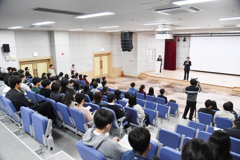 화천군 배낭연수 설명회 (출처=연합뉴스)
