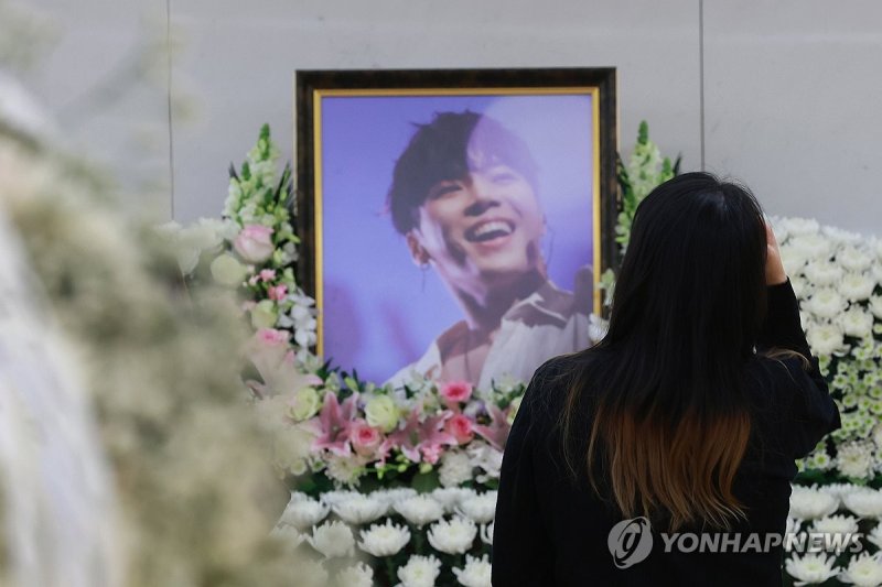 휘성 빈소의 조문객 (출처=연합뉴스)