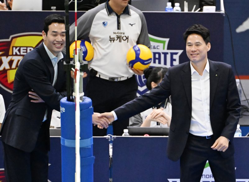 정관장 고희진 감독(왼쪽)과 현대건설 강성형 감독. (KOVO 제공)