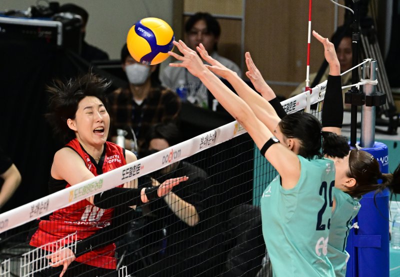 탈꼴찌 싸움을 펼치는 페퍼저축은행과 GS칼텍스. (KOVO 제공)