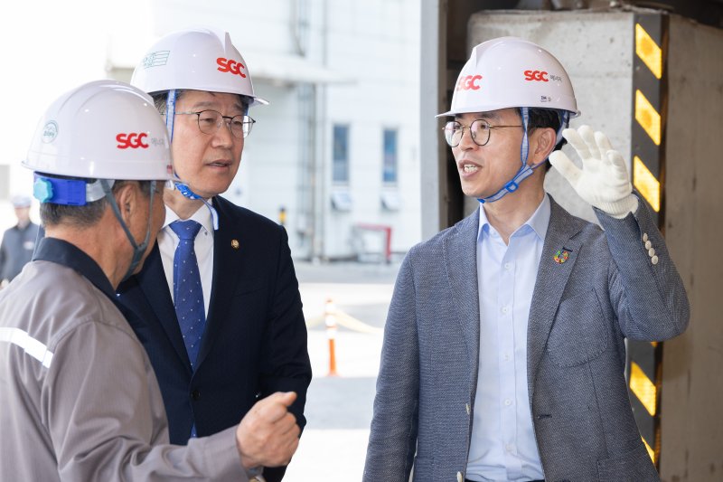 김완섭 환경부장관이 전북 군산시 에스지씨에너지를 방문하여 탄소 포집·활용 설비를 살펴보고 온실가스 감축 선도기업에 대한 지원확대 방안을 논의하고 있다. (환경부 제공. 재판매 및 DB 금지) 2025.3.14/뉴스1