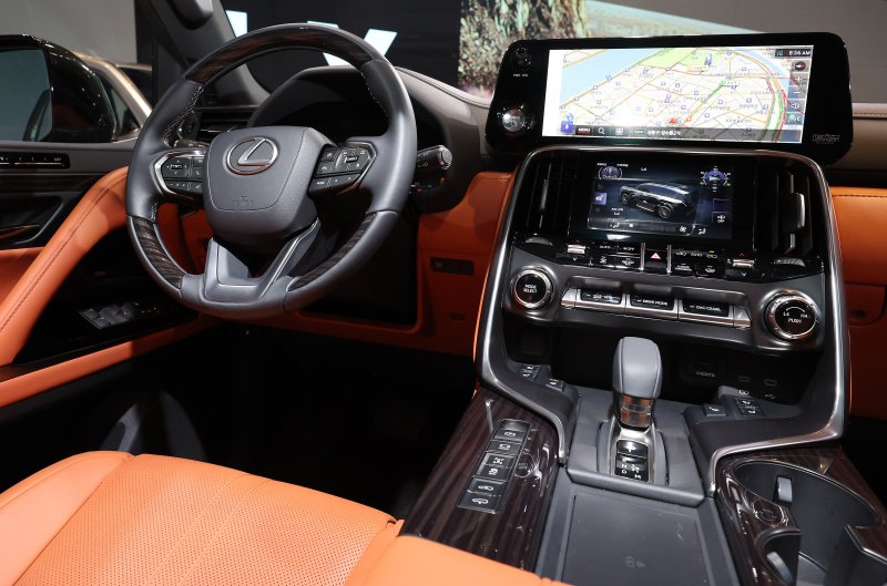 17일 서울 성동구 앤더슨씨 성수에 렉서스 디 올 뉴 LX 700h(THE ALL-NEW LX 700h) 차량이 전시돼 있다. 플래그십 SUV인 '디 올 뉴 LX 700h'는 렉서스 최초로 GA-F 플랫폼을 기반으로 제작됐으며, 3.5L V6 트윈 터보 가솔린 엔진과 하이브리드 시스템으로 강력한 출력과 효율적인 연비를 제공한다. 2025.3.17/뉴스1 ⓒ News1 이동해 기자