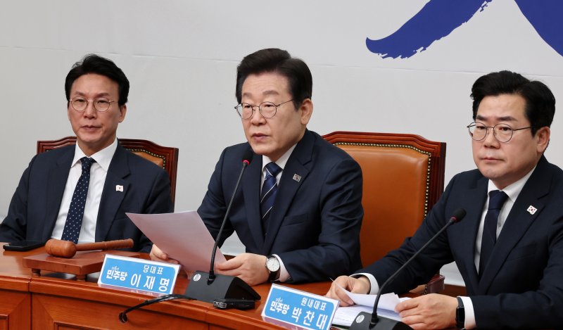 [서울=뉴시스] 조성우 기자 = 이재명(가운데) 더불어민주당 대표가 17일 오전 서울 여의도 국회에서 열린 최고위원회의에서 발언하고 있다. 2025.03.17. xconfind@newsis.com /사진=뉴시스