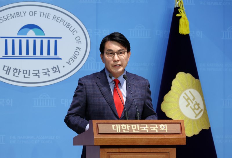[서울=뉴시스] 조성우 기자 = 윤상현 국민의힘 의원이 16일 오전 서울 여의도 국회 소통관에서 '공수처의 불법적 수사행위 진상조사를 위한 특검법' 관련 기자회견을 하고 있다. 2025.03.16. xconfind@newsis.com