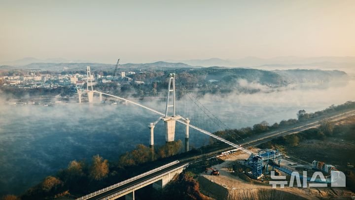 [여주=뉴시스]5월1일 개통하는 여주시의 랜드마크 여주남한강출렁다리 조감도(사진=뉴시스DB). photo@newsis.com