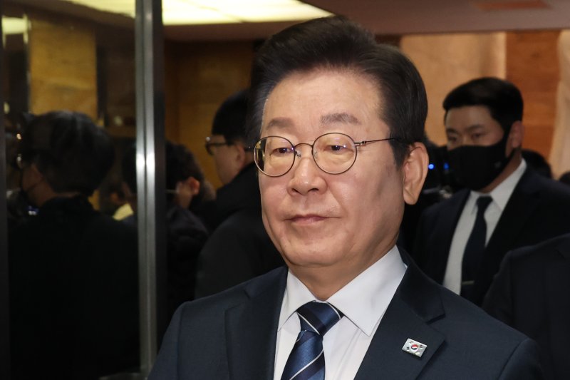 이재명 더불어민주당 대표가 17일 오전 서울 여의도 국회에서 비공개 비상의원총회를 마친뒤 대표실로 이동하고 있다. 2025.3.17/뉴스1 ⓒ News1 이광호 기자