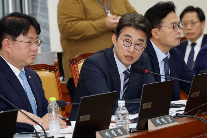 노종면 더불어민주당 의원이 15일 오전 서울 여의도 국회 과학기술정보방송통신위원회에서 열린 방송통신위원회 국정감사에서 질의하고 있다. 2024.10.15/뉴스1 ⓒ News1 안은나 기자