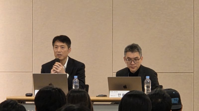 김석환 위믹스 재단(WEMIX PTE. LTD) 대표와 안용운 위메이드 CTO가 17일 위메이드 사옥에서 열린 긴급 간담회에서 질문에 답을 하고 있다. 2025.03.17 ⓒ 뉴스1 손엄지 기자