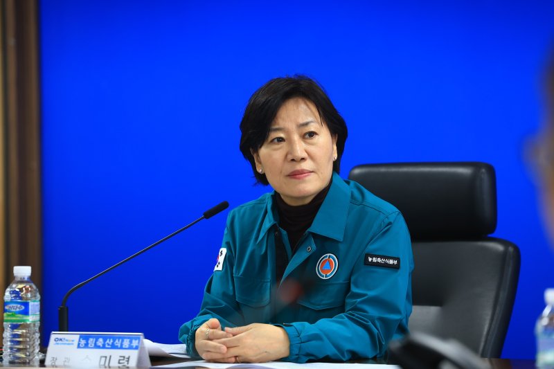 [세종=뉴시스] 송미령 농림축산식품부 장관이 17일 전남도청 가축방역 상황실을 방문해 전라남도의 구제역 방역관리 상황을 점검하고 있다. (사진=농식품부 제공) *재판매 및 DB 금지