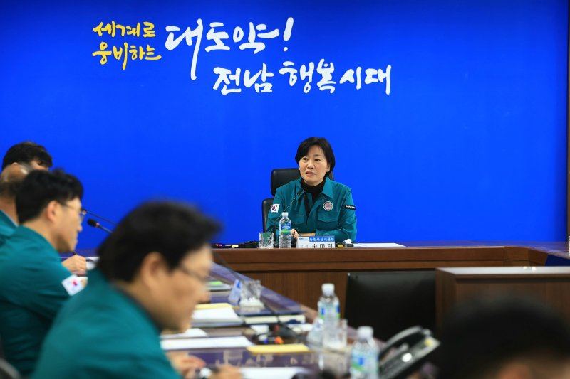 [세종=뉴시스] 송미령 농림축산식품부 장관이 17일 전남도청 가축방역 상황실을 방문해 전라남도의 구제역 방역관리 상황을 점검하고 있다. (사진=농식품부 제공) *재판매 및 DB 금지