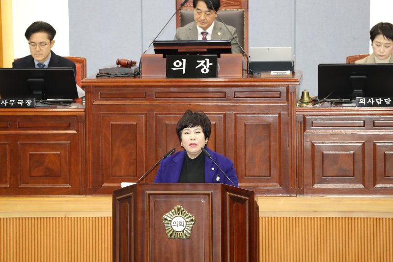 [울산=뉴시스] 지난달 11일 울산 남구의회 의사당 5층 본회의장에서 새해 첫 회기인 제267회 임시회 제1차 본회의가 열린 가운데 박인서 의원이 '태화강역의 새로운 도약을 위하여'라는 주제로 5분 자유발언을 하고 있다. (사진=울산 남구의회 제공) 2025.02.11. photo@newsis.com *재판매 및 DB 금지