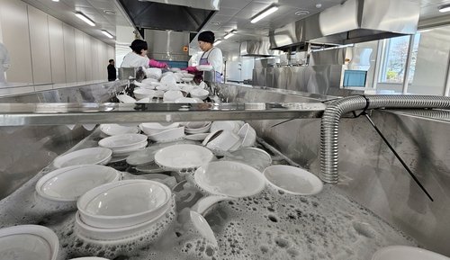 청주 다회용기 공공세척센터 (출처=연합뉴스)