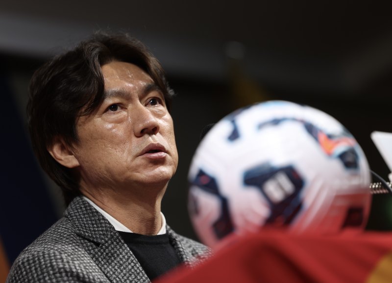 [서울=뉴시스] 김명년 기자 = 홍명보 대한민국 축구국가대표팀 감독이 10일 오전 서울 종로구 축구회관에서 2026 국제축구연맹(FIFA) 북중미 월드컵 아시아 3차 예선 B조 7차전 오만전과 8차전 요르단전 출전 명단을 발표하고 있다. 2025.03.10. kmn@newsis.com