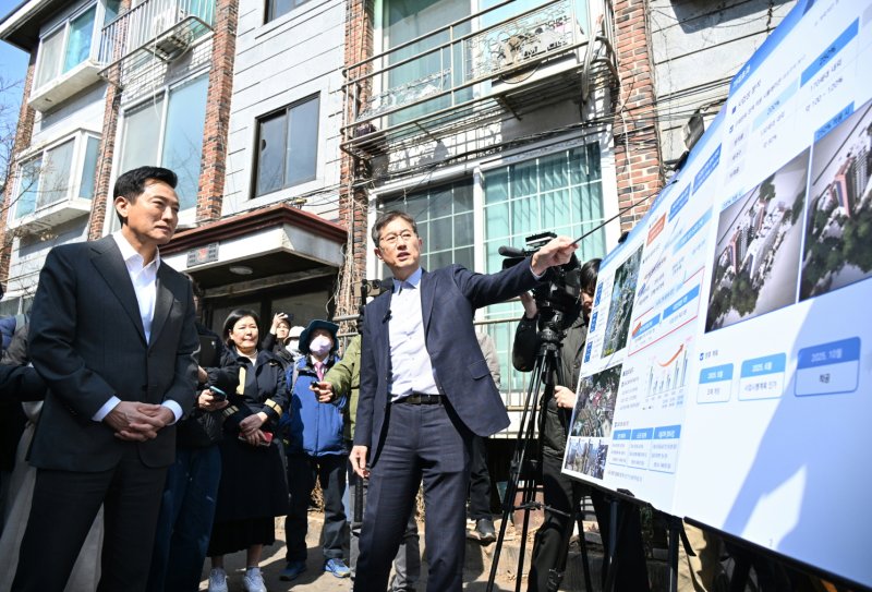 [서울=뉴시스] 17일(월) 오후 규제철폐 33호 대상지인 '구로구 오류동 108-1번지 일대'를 찾은 오세훈 시장이 현장 브리핑을 청취하고 있다. 2025.03.17. (사진=서울시 제공) *재판매 및 DB 금지