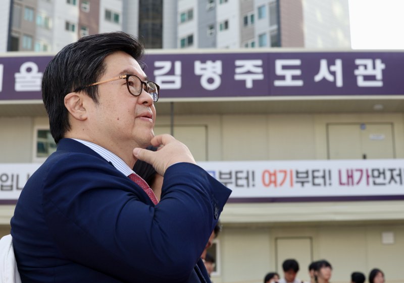[서울=뉴시스] 김명년 기자 = 김병주 MBK파트너스 회장이 4일 오후 서울 서대문구 북가좌동 일원에서 열린 '서울시립 김병주도서관 착공식'에 참석해 있다. 2024.11.03. photo@newsis.com