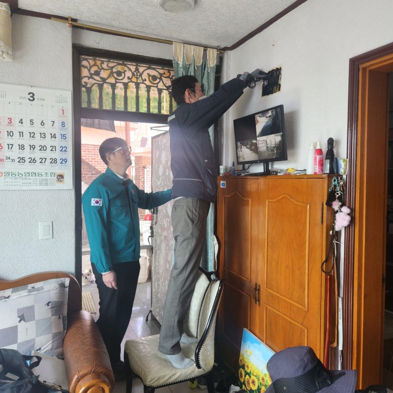 [세종=뉴시스]지난 13일 황승의 한국전기안전공사 안전이사(사진 왼쪽)를 포함한 관계자들이 경기도 포천오폭사고 인근 현장에서 특별전기안전점검을 진행하고 있다.(사진=한국전기안전공사 제공) *재판매 및 DB 금지