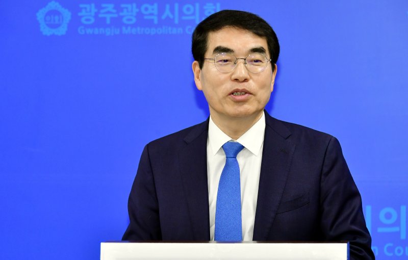 [광주=뉴시스] 양기대 희망과 대안포럼 이사장이 6일 오전 광주시의회 브리핑룸에서 기자회견을 하고 있다. (사진=시의회 제공) photo@newsis.com *재판매 및 DB 금지