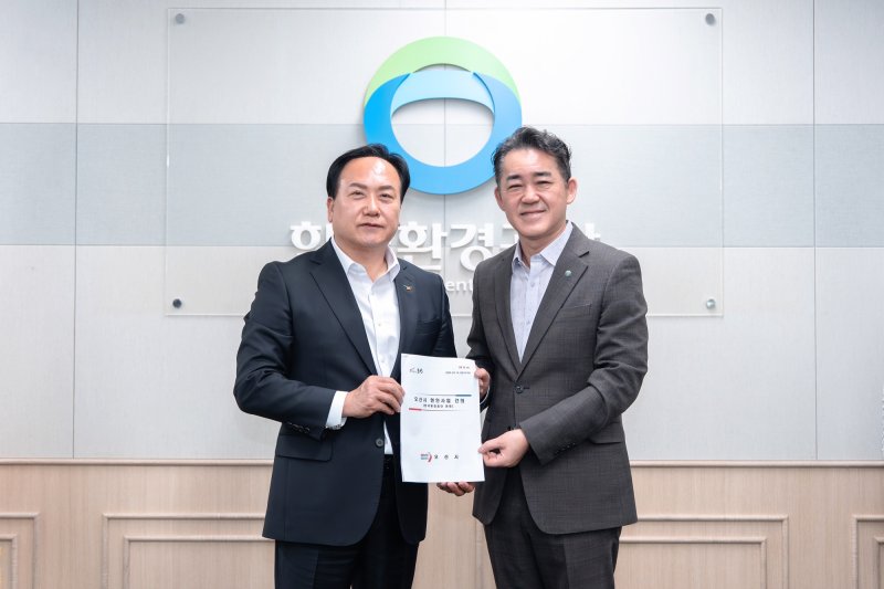 [오산=뉴시스] 이권재 시장이 한국환경공단 임상준 이사장과 간담회를 벌인 뒤 하수처리물량 조기 확보 등 요청서를 전달하고 있는 모습(사진=오산시 제공)2025.03.17.photo@newsis.com