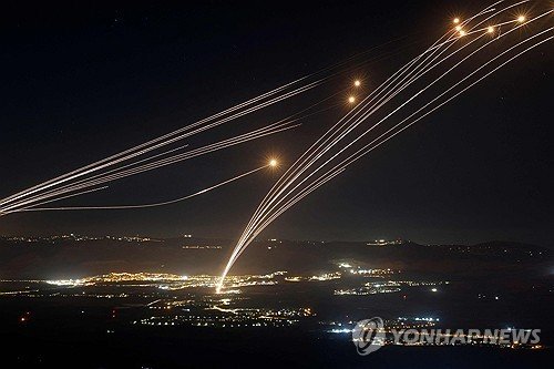 레바논에서 발사된 미사일을 공중에서 요격하는 이스라엘의 방공체계 (출처=연합뉴스)