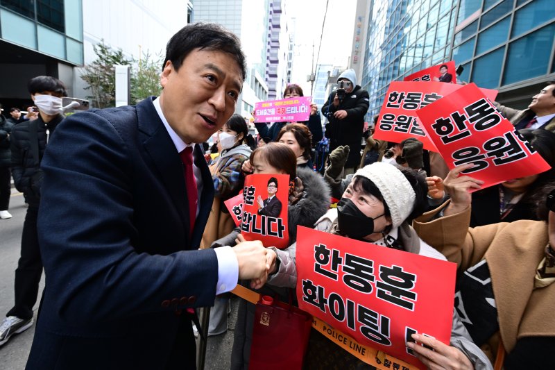 정성국 국민의힘 의원이 5일 오후 서울 마포구 청년문화공간JU에서 열린 한동훈 전 국민의힘 대표 저서 '국민이 먼저입니다' 북콘서트 행사에 참석하며 지지자들과 인사하고 있다. (공동취재) 2025.3.5/뉴스1 ⓒ News1 오대일 기자