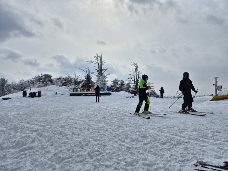 강원 산지와 동해안에 많은 눈이 내린 17일 오후 평창군 모나 용평 리조트에서 스키어와 보더들이 은빛설원을 질주하고 있다. 2025.3.17/뉴스1 ⓒ News1 윤왕근 기자