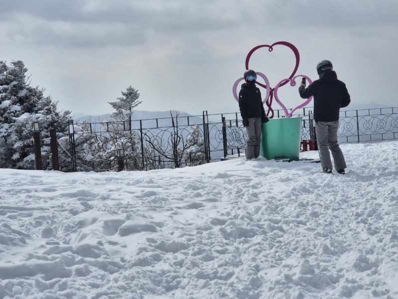 강원 산지와 동해안에 많은 눈이 내린 17일 오후 평창군 모나 용평 리조트에서 스키어와 보더들이 은빛설원을 질주하고 있다. 2025.3.17/뉴스1 ⓒ News1 윤왕근 기자