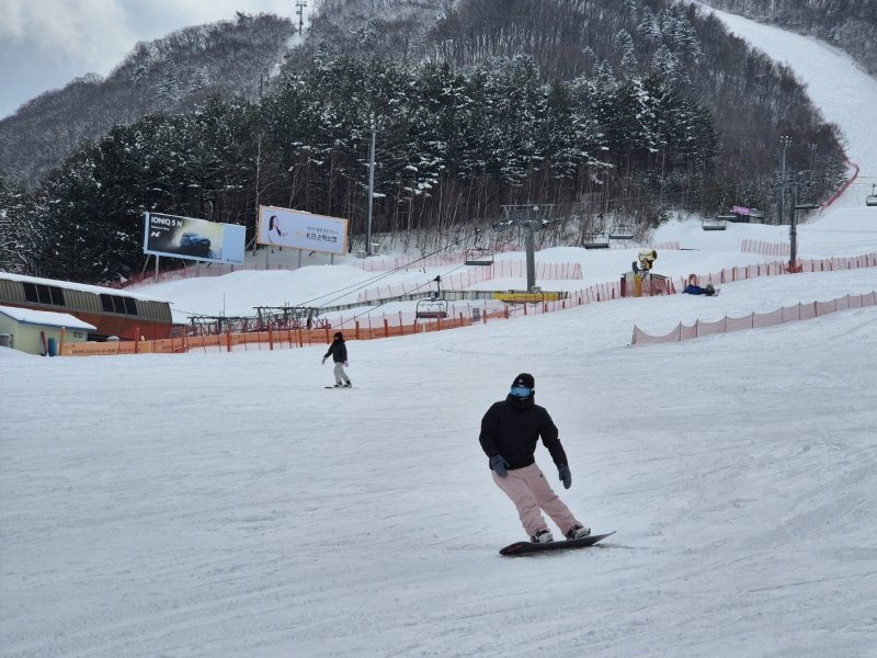 강원 산지와 동해안에 많은 눈이 내린 17일 오후 평창군 모나 용평 리조트에서 스키어와 보더들이 은빛설원을 질주하고 있다. 2025.3.17/뉴스1 ⓒ News1 윤왕근 기자