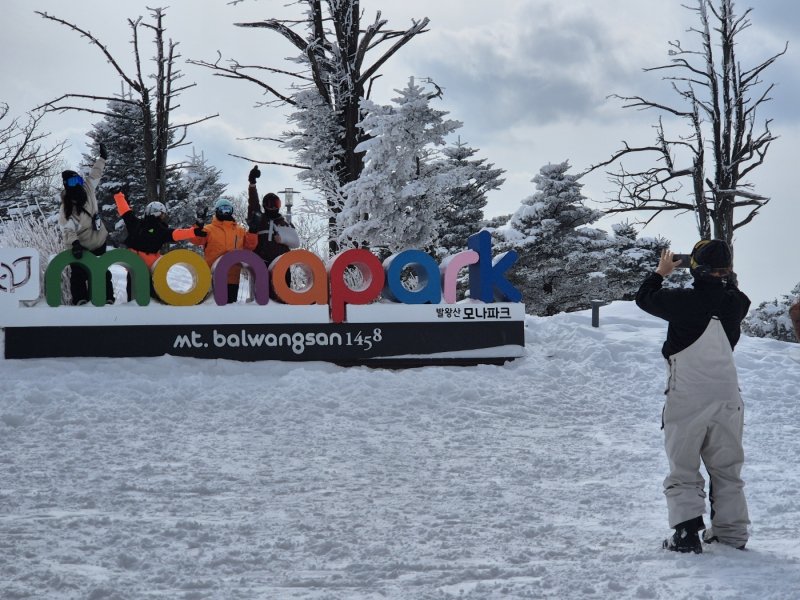 강원 산지와 동해안에 많은 눈이 내린 17일 오후 평창군 모나 용평 리조트에서 스키어와 보더들이 은빛설원을 질주하고 있다. 2025.3.17/뉴스1 ⓒ News1 윤왕근 기자