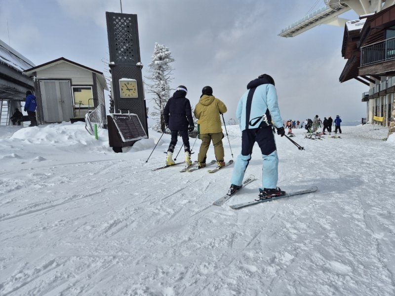 강원 산지와 동해안에 많은 눈이 내린 17일 오후 평창군 모나 용평 리조트에서 스키어와 보더들이 은빛설원을 질주하고 있다. 2025.3.17/뉴스1 ⓒ News1 윤왕근 기자