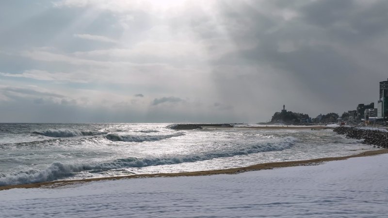 강원 동해안과 산지를 중심으로 많은 눈이 내린 17일 속초시 일대가 눈으로 덮여 있다.(속초시 제공, 재판매 및 DB 금지) 2025.3.17/뉴스1 ⓒ News1 윤왕근 기자