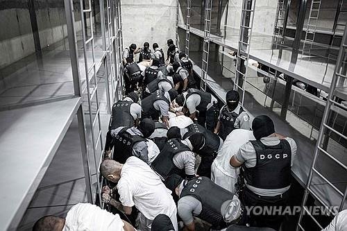 엘살바도르 감옥에 입소하는 베네수엘라 출신 입소자들 (출처=연합뉴스)