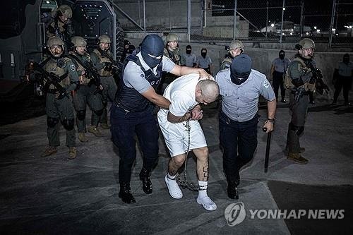엘살바도르 감옥에 입소하는 베네수엘라 출신 입소자들 (출처=연합뉴스)