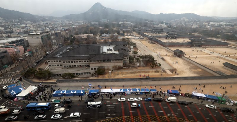 [서울=뉴시스] 김명원 기자 = 지난 12일 서울 종로구 서십자각터에서 경복궁 광화문으로 이어지는 윤석열 대통령의 탄핵을 촉구하는 더불어민주당, 조국혁신당, 양대노총 등의 천막 농성장이 가득하다. 2025.03.12. kmx1105@newsis.com