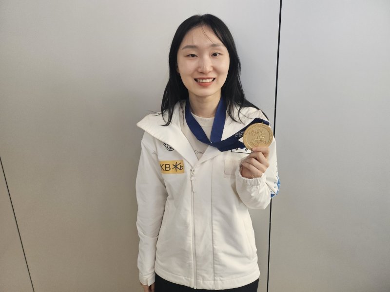쇼트트랙 국가대표 최민정이 17일 김포국제공항에서 귀국한 뒤 세계선수권 금메달을 들고 포즈를 취하고 있다. ⓒ News1