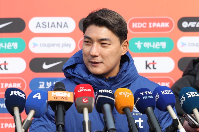 대한민국 축구대표팀 주민규가 17일 오후 경기도 고양시 고양종합운동장에서 3월 A매치 대비 첫 훈련에 앞서 취재진과 인터뷰를 하고 있다. 축구대표팀은 오는 20일 오만, 25일은 요르단을 상대로 2026 국제축구연맹(FIFA) 북중미 월드컵 아시아 3차 예선 B조 7·8차전을 갖는다. 2025.3.17/뉴스1 ⓒ News1 민경석 기자