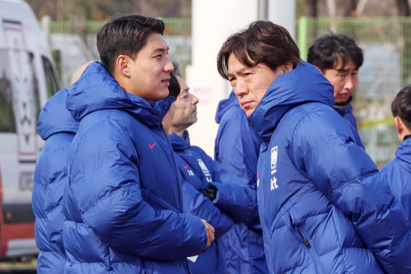 홍명보 대한민국 축구대표팀 감독(오른쪽)과 주민규가 17일 오후 경기도 고양시 고양종합운동장에서 3월 A매치 대비 첫 훈련에 앞서 대화를 나누고 있다. 축구대표팀은 오는 20일 오만, 25일은 요르단을 상대로 2026 국제축구연맹(FIFA) 북중미 월드컵 아시아 3차 예선 B조 7·8차전을 갖는다. 2025.3.17/뉴스1 ⓒ News1 민경석 기자