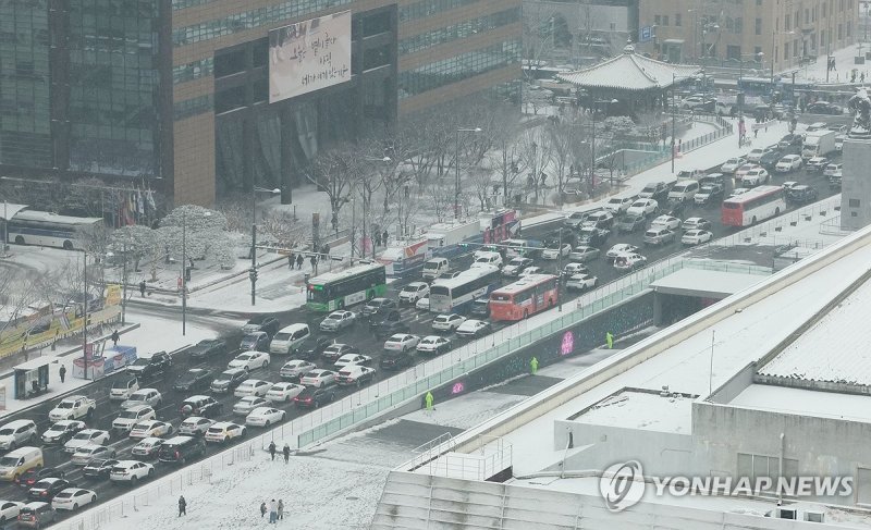 대설주의보, 주차장처럼 멈춰선 차량들 (출처=연합뉴스)
