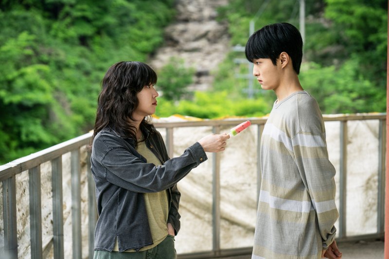 억척스런 아이유·살벌한 박은빈… OTT 달구는'반전의 맛'