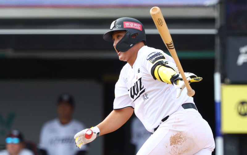 [수원=뉴시스] 황준선 기자 = 9일 경기도 수원케이티위즈파크에서 열린 2024 KBO 포스트시즌 준플레이오프 4차전 LG 트윈스와 kt 위즈의 경기, 4회말 1사 2루 상황 kt 황재균이 1타점 적시타를 치고 있다. 2024.10.09. hwang@newsis.com