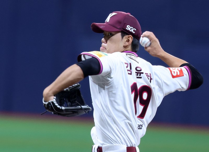 [서울=뉴시스] 이영환 기자 = 17일 오후 서울 구로구 고척스카이돔에서 열린 2025 프로야구 시범경기 롯데 자이언츠와 키움 히어로즈의 경기, 1회초 키움 선발 김윤하가 공을 던지고 있다. 2025.03.17. 20hwan@newsis.com