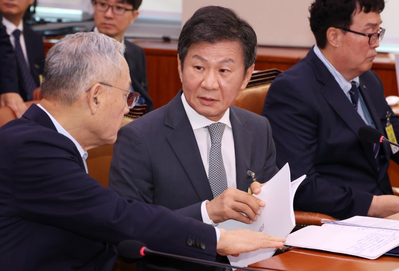 [서울=뉴시스] 조성우 기자 = 유인촌(왼쪽) 문화체육관광부 장관이 지난해 9월24일 오전 서울 여의도 국회에서 열린 문화체육관광위원회의 대한축구협회 등에 대한 현안질의에서 정몽규 대한축구협회장과 대화하고 있다. 2024.09.24. xconfind@newsis.com