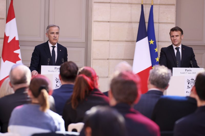 [파리=AP/뉴시스] 에마뉘엘 마크롱(오른쪽) 프랑스 대통령과 마크 카니 캐나다 총리가 17일(현지 시간) 프랑스 파리 엘리제궁에서 회담 후 공동 기자회견을 하고 있다. 2025.03.17.