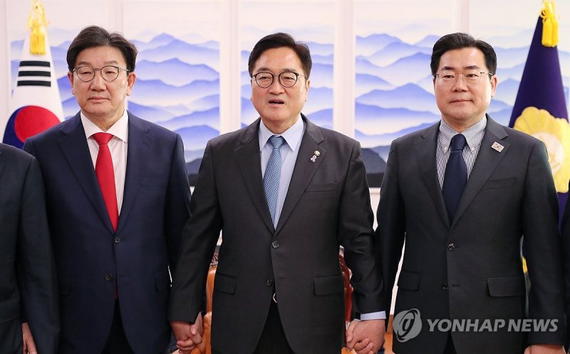 기념 촬영하는 우원식 국회의장-박찬대 원내대표-권성동 원내대표 (출처=연합뉴스)