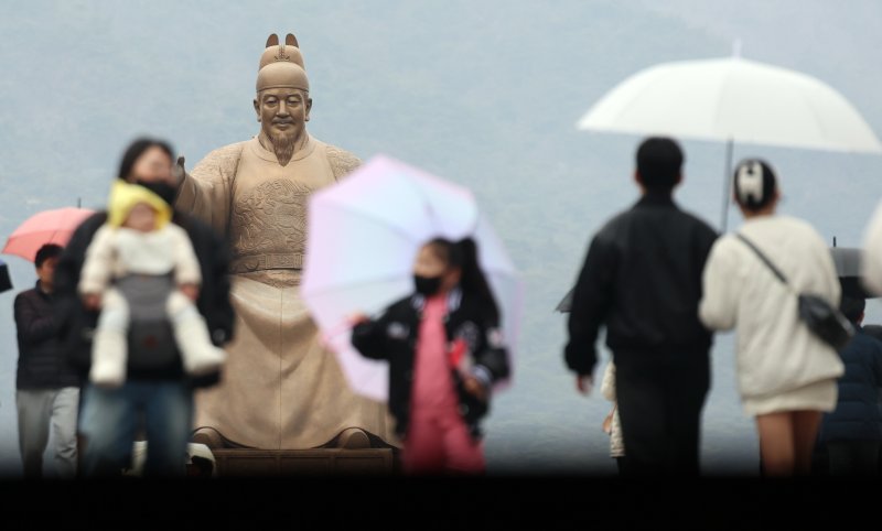 시민들이 우산을 쓰고 나들이를 하고 있다. (사진은 기사 내용과 무관함) / 뉴스1 ⓒ News1